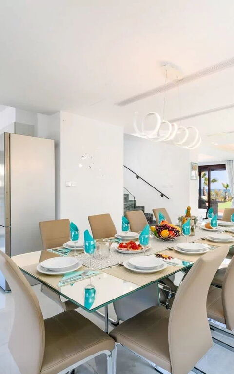 Serenity Seafront Villa: Lunchrum, Vardagsrum