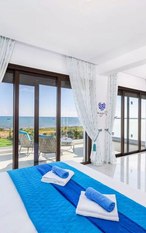 Serenity Seafront Villa: sovrum