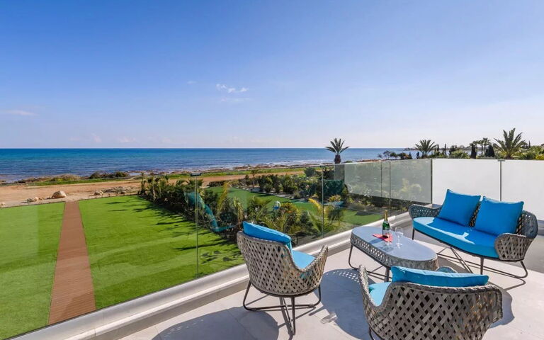 Serenity Seafront Villa: Balkong / terrass / uteplats, Exteriör, Trädgård, Utomhus