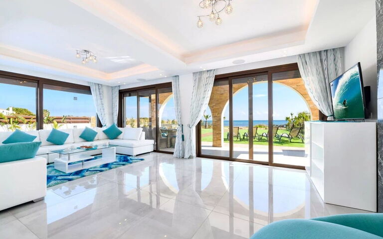 Serenity Seafront Villa: Vardagsrum