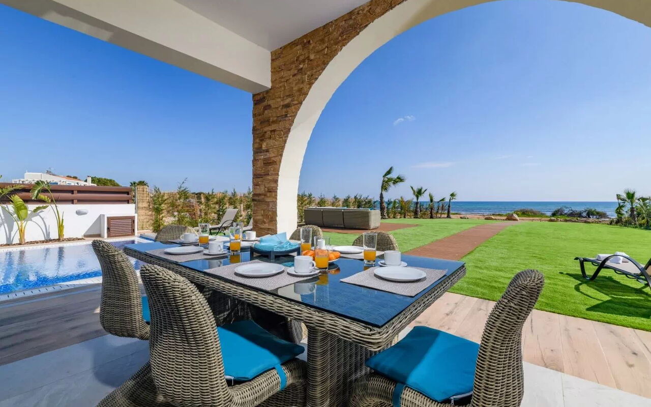 Serenity Seafront Villa: Balkong / terrass / uteplats, Exteriör, Utomhus