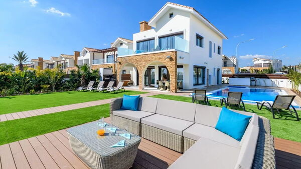 Serenity Seafront Villa: Exteriör, slå samman, Trädgård, Utomhus