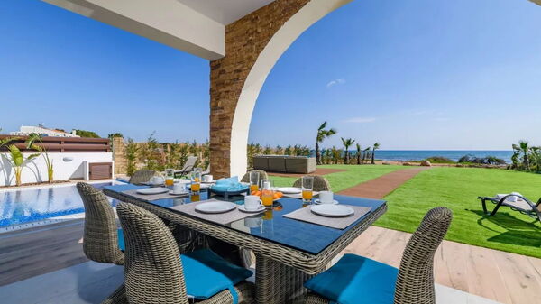 Serenity Seafront Villa: Balkong / terrass / uteplats, Exteriör, Utomhus