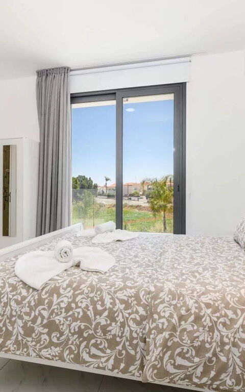 By the Beach - Royal Sapphire Villa: sovrum