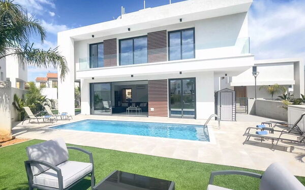 By the Beach - Royal Sapphire Villa: Exteriör, slå samman, Trädgård, Utomhus