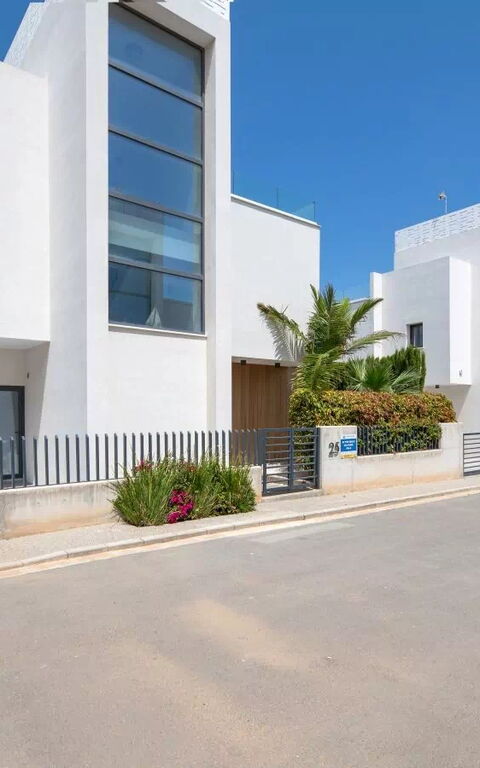 By the Beach - Sea Pearl Villa: Huvudentré