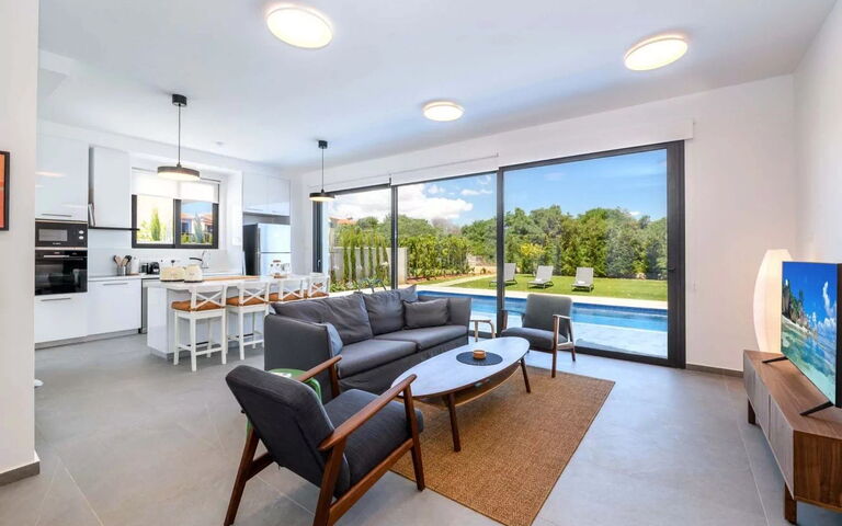 By the Beach - Sea Pearl Villa: Vardagsrum