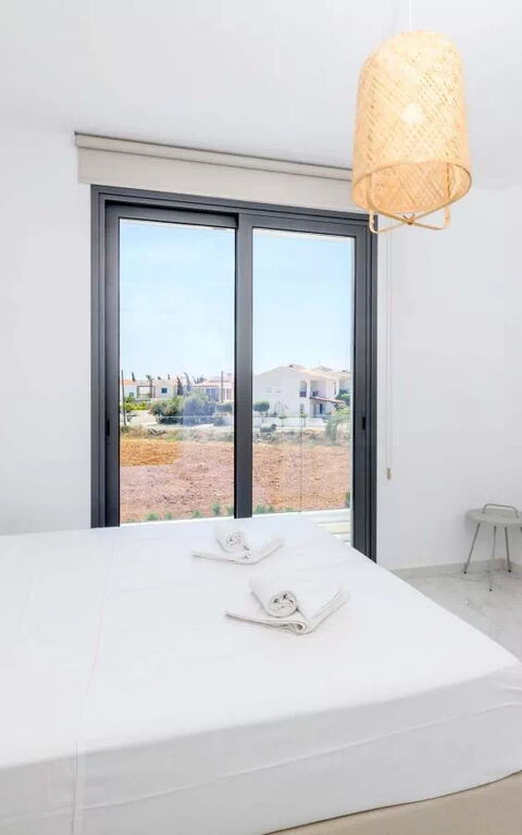 By the Beach - White Coral Villa: sovrum