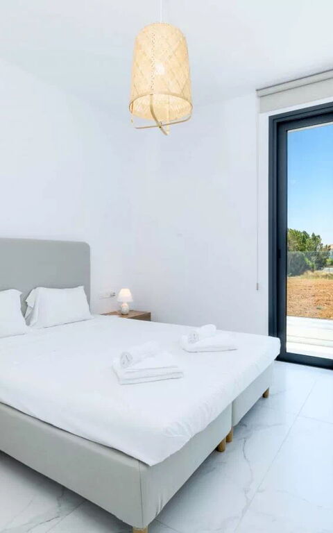 By the Beach - White Coral Villa: sovrum