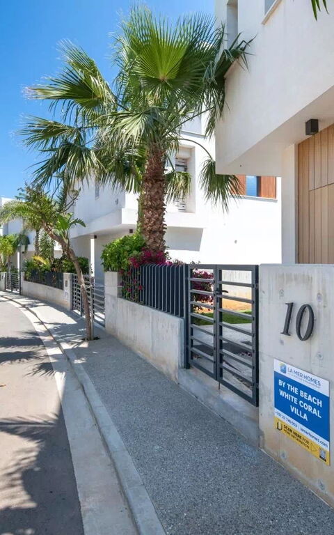 By the Beach - White Coral Villa: Huvudentré
