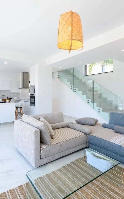 By the Beach - White Coral Villa: Vardagsrum