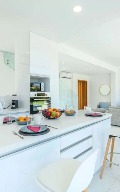 By the Beach - White Coral Villa: Kök