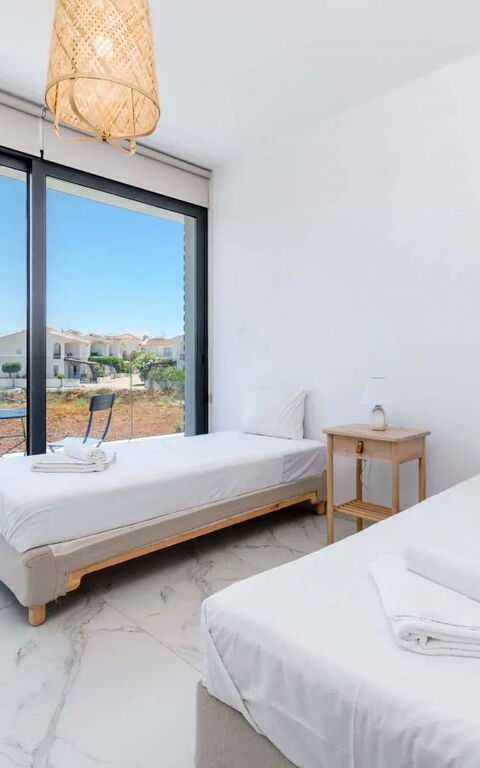 By the Beach - White Coral Villa: sovrum