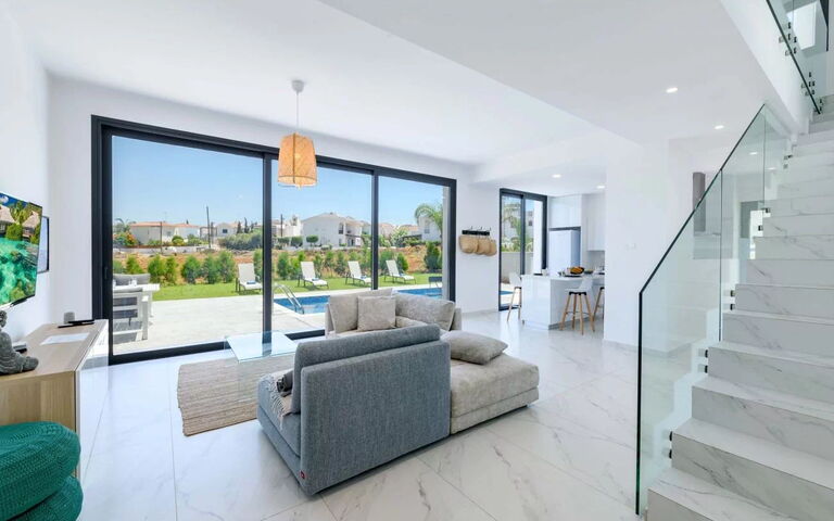 By the Beach - White Coral Villa: Vardagsrum