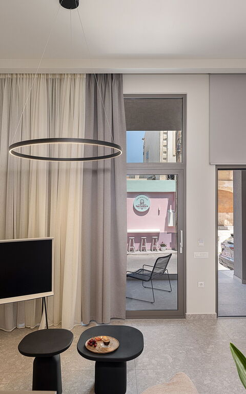Ares Luxurious Residence: Vardagsrum
