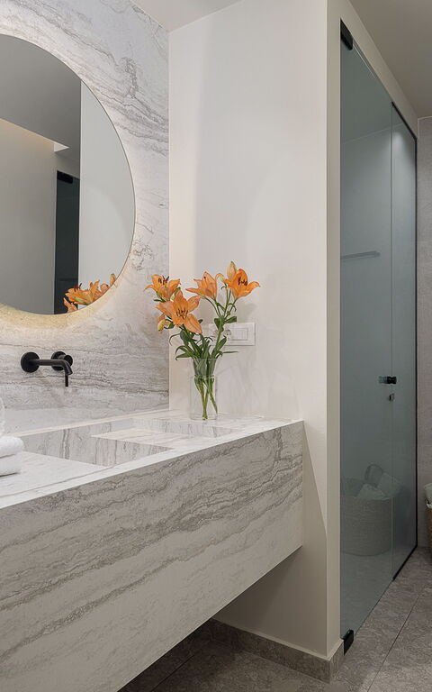 Ares Luxurious Residence: Badrum