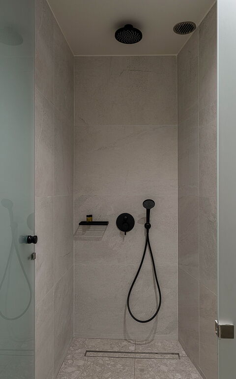 Ares Luxurious Residence: Badrum