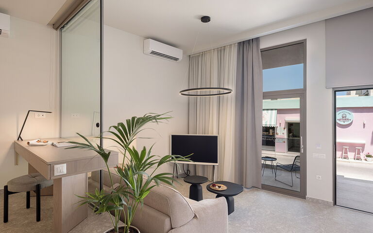 Ares Luxurious Residence: Vardagsrum