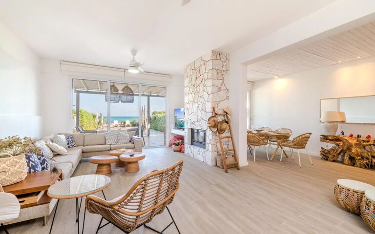 Aya Thekla Beach House: Vardagsrum