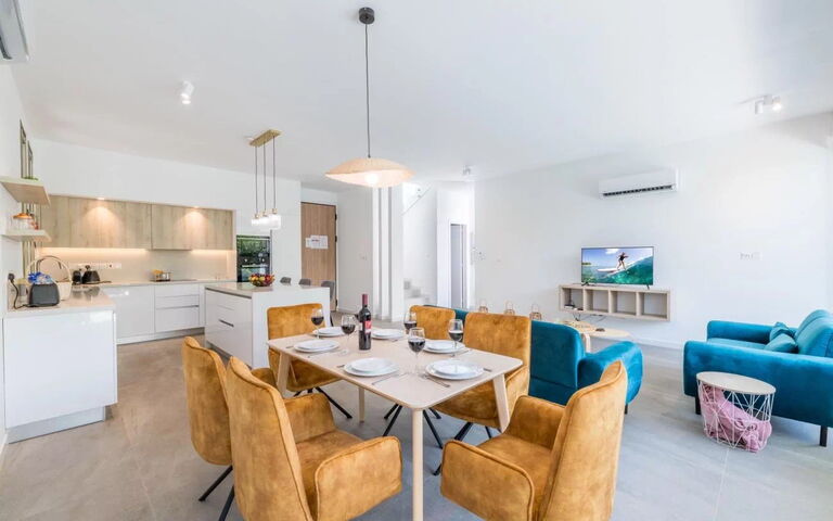 Azure Seaview - Ruby Villa: Kök, Lunchrum, Vardagsrum