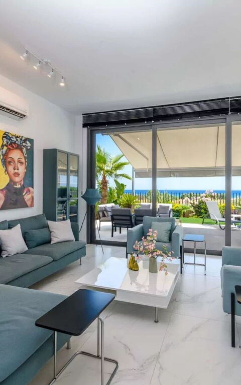By the Beach - Emerald Seaview Villa: Vardagsrum