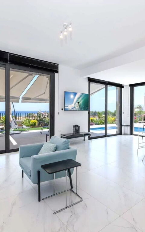By the Beach - Emerald Seaview Villa: Vardagsrum