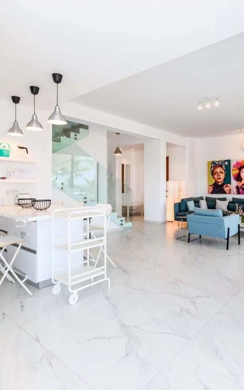 By the Beach - Emerald Seaview Villa: Vardagsrum