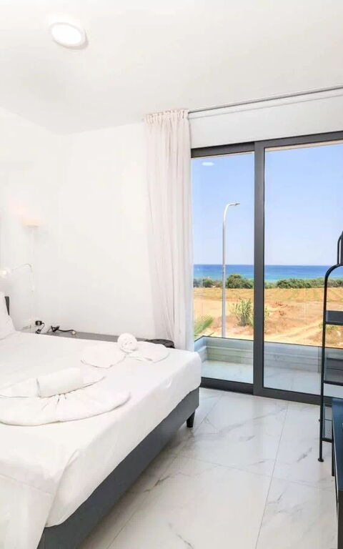 By the Beach - Emerald Seaview Villa: sovrum