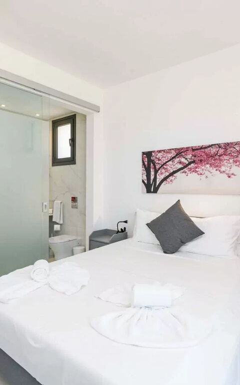 By the Beach - Emerald Seaview Villa: sovrum