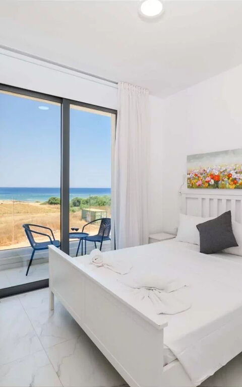 By the Beach - Emerald Seaview Villa: sovrum