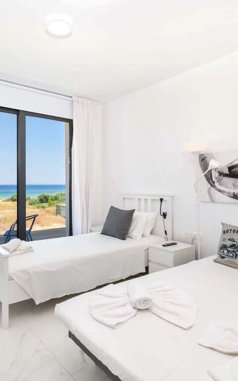 By the Beach - Emerald Seaview Villa: sovrum