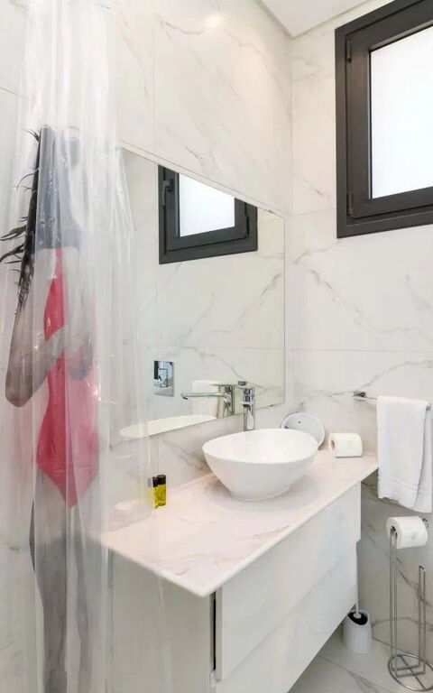 By the Beach - Emerald Seaview Villa: Badrum