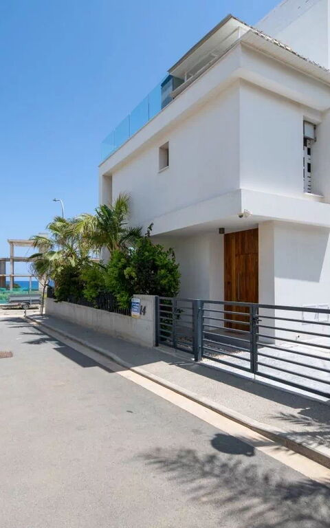 By the Beach - Emerald Seaview Villa: Huvudentré