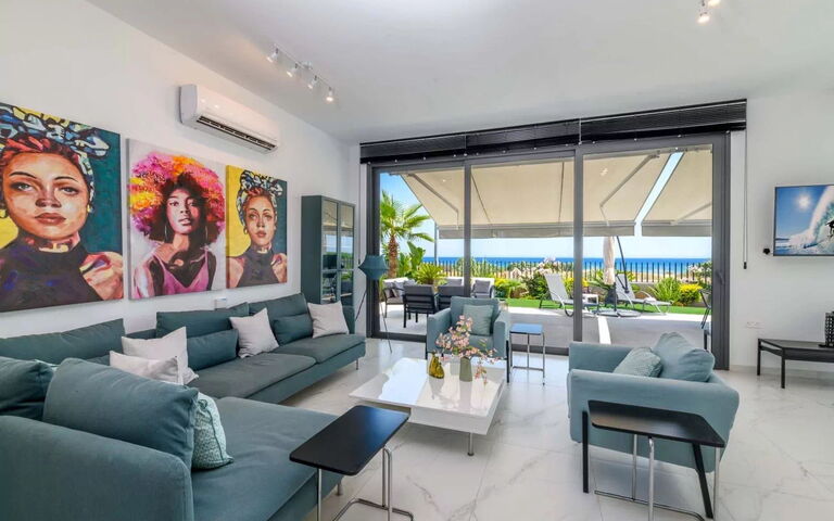 By the Beach - Emerald Seaview Villa: Vardagsrum