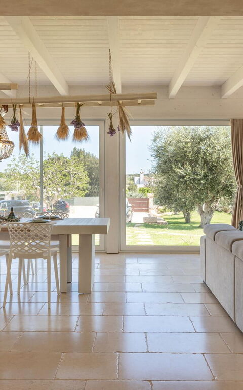 Villa Calanthia: Lunchrum, Vardagsrum