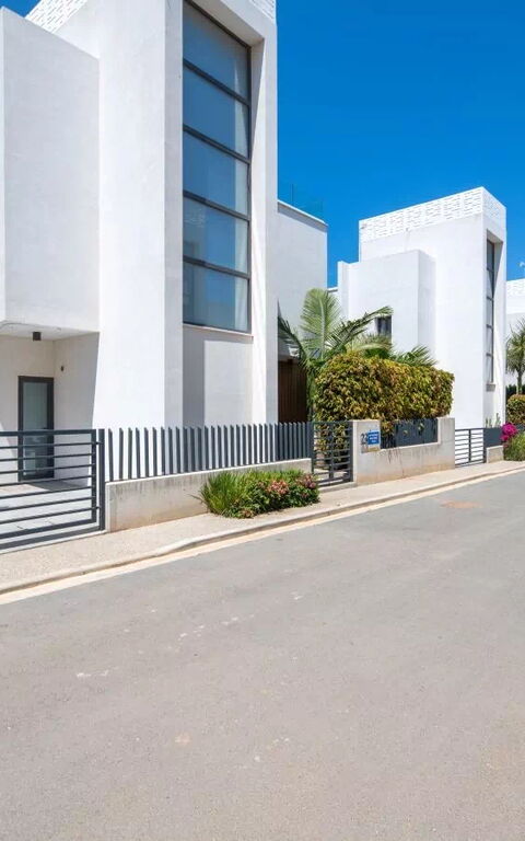 By the Beach - Blue Topaz Villa: Huvudentré
