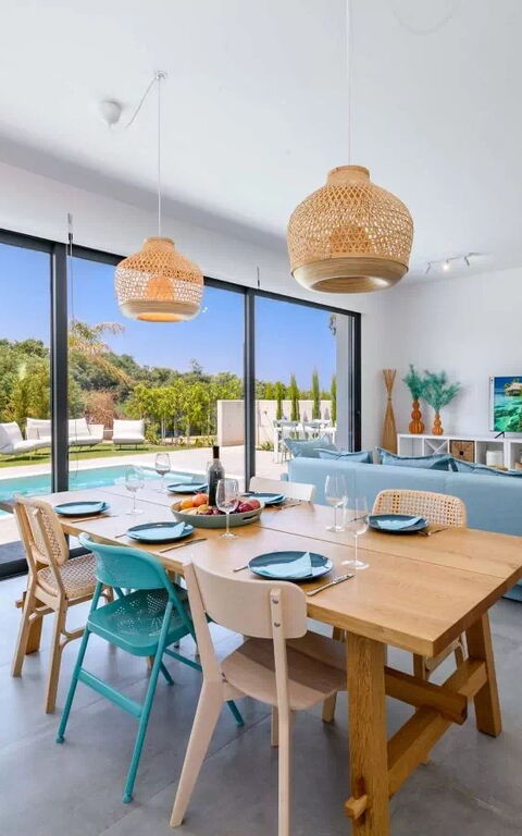 By the Beach - Blue Topaz Villa: Lunchrum, Vardagsrum