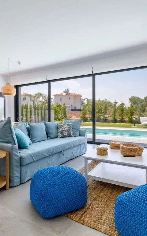 By the Beach - Blue Topaz Villa: Kök, Vardagsrum