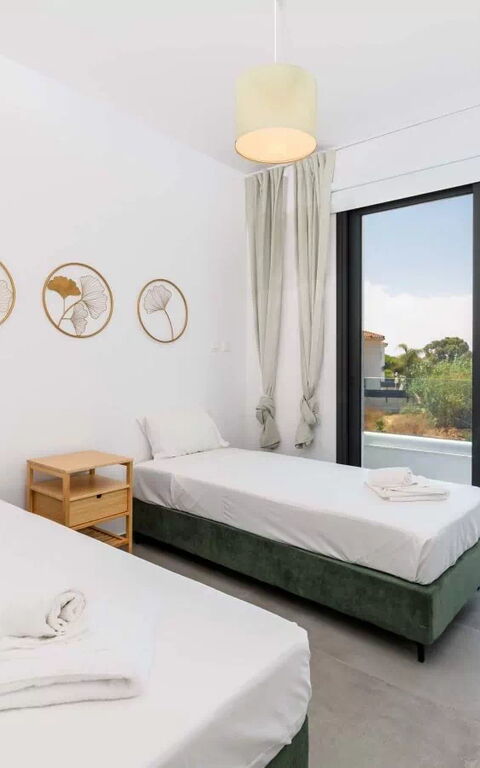 By the Beach - Blue Topaz Villa: sovrum