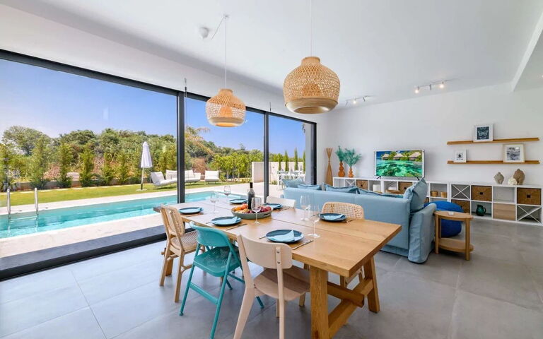 By the Beach - Blue Topaz Villa: Lunchrum, Vardagsrum
