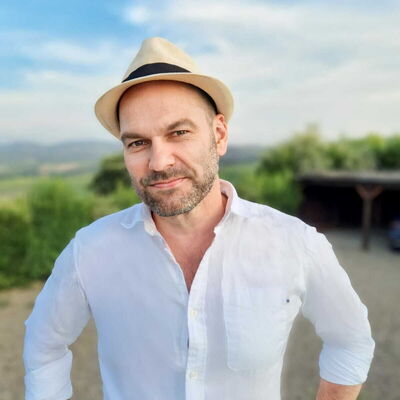 Asbjørn Risøy, Medehavare av Posarelli Villas Italia, Posarellivillas GB Ltd och Posarelli Villas Scandinavia AS